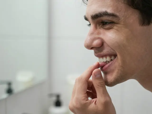 Přežijte první týdny s novými celokeramickými fazetami: praktický průvodce pro začátek