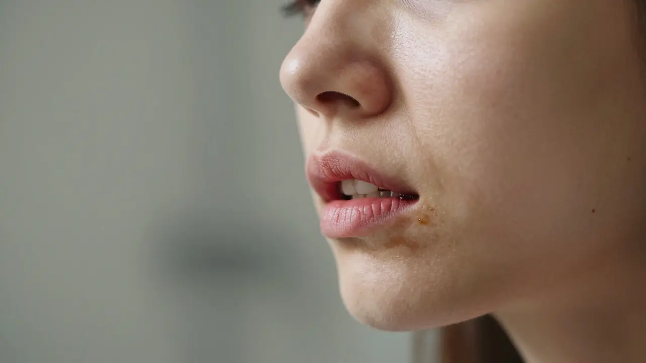 Jak černý zubní kámen ovlivňuje vaše vztahy - skrytý vliv na sebevědomí a komunikaci