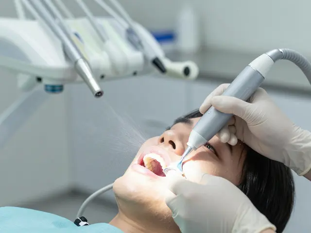 Pískování zubů: Proč je to důležité pro vaše zubní zdraví