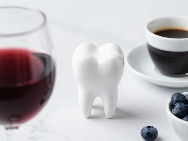 Co nejíst při bělení zubů? Kompletní průvodce potravinami a návyky