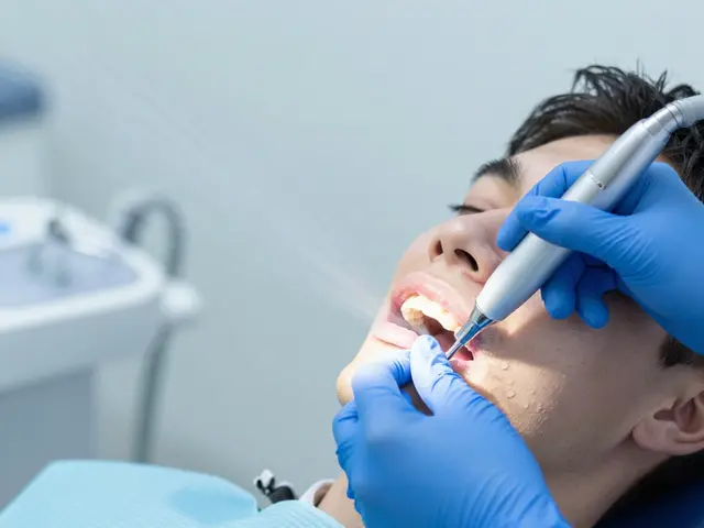 Jak bolí dentální hygiena? Přesný průvodce bez bolesti